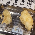 博多天ぷら たかお - 追加単品注文で、牡蠣（＠２６０円税込）、鱈（＠２２０円税込） 牡蠣は小ぶりで、少し細長く伸ばして揚げています。 熱を通すためでしょう。 美味しい。