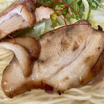 小豆島ラーメンHISHIO - 肉厚な炙りチャーシューです