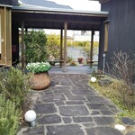 ミモーサ - 道路側のアプローチ