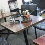 肉料理のある喫茶店 トピック - 201204 トピック　本や調味料が至る所に.jpg