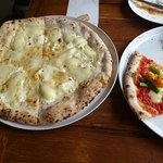 ピッツエリア ダ ツルバラ - 五種のチーズのピザ