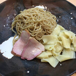 飯田商店 - 2種類の異なる麺
