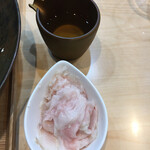 飯田商店 - 後から提供された昆布水としゃぶ肉