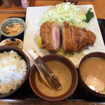 とんかつ しお田 - 32°豚ロースかつ。みんなにチラ見されがち