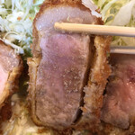 とんかつ しお田 - 燻製塩。ちょっとかけすぎちゃった