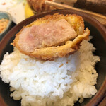 とんかつ しお田 - ご飯にのせてみた