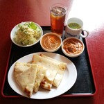 ヒマラヤ - Aランチ(チキンカレーと野菜カレー)※チーズナンに変更