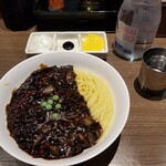 香港飯店0410 - チャジャンミョン提供時。