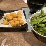 鶏居酒屋 るーつ - 「枝豆」と「チーズカリカリ揚げ」