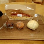 テッティー ベーカリーアンドカフェ - シェフの気まぐれコッペパン 250円+税、プチパン3個 250円+税、ブレンドコーヒーMサイズ 290円+税