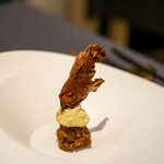 プレゼンテ スギ - フォアグラと干し柿（ゆべしをイメージした干し柿と胡桃、卵と生クリームでペーストにしたフォアグラ、トレビス乾燥焼き）