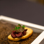 プレゼンテ スギ - 鹿血液とタマネギのペースト（ブーダンノワール仕立て）生姜とカルダモンの林檎ジャム