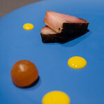 プレゼンテ スギ - 鰤と大根（大根の旨味を注入した鰤、皮は高温でソテーしてパリパリに、鰤アラとフランボワーズビネガーでGVした大根、金柑ソース）