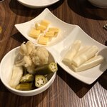 さくらブルワリー盛岡 - 自家製季節のピクルスと2種類のチーズ