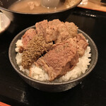 ステーキ 神庄 - ・ゴロゴロ牛肉をごはんにのせてみる