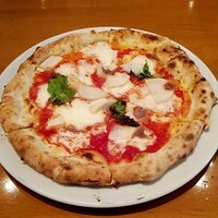 イゾラ ブル - カブとアンチョビとモッツァレラのピザ、サラダ、ドリンク、ドルチェつきのセットで1400円(税込)