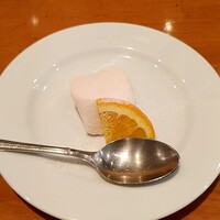 イゾラ ブル - ドルチェのイチゴのパンナコッタ。オレンジ添え。
