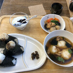 Okomeka Fe Mori No Tambo - Bセット(おにぎりはハーブチキン白米、牛肉しぐれ煮玄米、山椒しじみ玄米）、里芋煮、放牧牛生乳100%ヨーグルト 