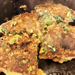 Okonomiyaki Ikoi - ネギ焼き　もつ入り。ピザみたいにしたのはわたしです。