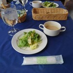 レストラン・ラグーン - カリフラワーのスープ、サラダ