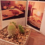 かみむら食堂 - テーブル上のサボテンとメニュー