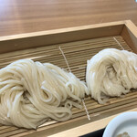 寛文五年堂 - 右が乾麺、左が生麺。