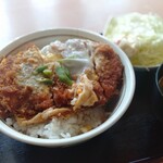 とんかつ かつ圀屋 - かつ丼　味噌汁　サラダ