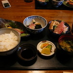 Tomoe - 巴御膳（2100円）のお造り他　　丼ご飯の向こうにすばらしいお刺身が・・・