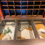 鶏と魚と旨い酒　ウミスズメ - 日本庭園のようなオブジェが覗ける入り口