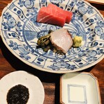 御料理 無窮 - 山口県萩の本マグロ　64kg　中トロ　大分県姫島の真鯛　皮目だけの炙り　昆布醤油　絞ったカボスと塩