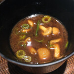 御料理 無窮 - 赤出汁　ナメコ　香の物