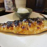 となりの食堂 - 皮の焼き色がそそる逸品