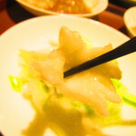 黄鶴 - ランチ小皿定食　２８００円（税込）のイカと青梗菜の塩味炒めのイカの飾り切のアップ【２０２０年２月】