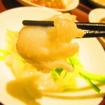 黄鶴 - ランチ小皿定食　２８００円（税込）のイカと青梗菜の塩味炒めのイカの飾り切のアップ【２０２０年２月】