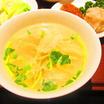 黄鶴 - ランチ小皿定食　２８００円（税込）の玉子スープのアップ【２０２０年２月】