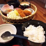 とろ麦 - もち麦ご飯がおひつで