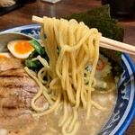 麺屋　武士道 - 特製!煮干し豚骨ラーメン 870円
（写真は中盛）