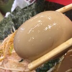 豚骨醤油ラーメン 王道家 柏店 - 味玉子、玉子大きめ(2020.1.7)