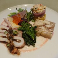 鉄板焼 やまなみ - 道産花咲蟹とポテトのミルフィーユ、道産カスベと生姜のゼリー寄せ、槍烏賊のマリネ、ラヴィゴットソース、道産ほっけの昆布〆　イクラ飾り