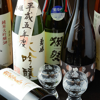 全国各地から厳選された地酒を、月替わりでお愉しみください。