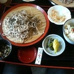 番所 - 季節の炊き込みご飯と蕎麦セット。