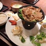 花様 ＮＵ茶屋町 - 豚肉と青梗菜とほうれん草の生姜焼き