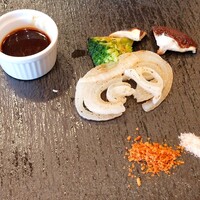 神戸牛ステーキ&カフェ ノーブルウルス 三宮店 - 南淡路の旬の玉ねぎ ブロッコリー 徳島産椎茸・牛肉のスープで作ったグレイビーソース・ヒマラヤの岩塩・青森のニンニクのフライ