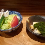 魚み亭 - お通しの「野菜サラダ」と「長芋短冊メカブ乗せ」