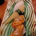 京橋 京すし - 焼きウニ塩レモン1貫350円、数の子、イカ200円