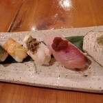 天然魚　5種セット　980円 この日は伝助穴子、天然ぶり、カニにぎりみそのせ、活青柳にぎり、こぶじめ桜すし