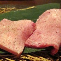 SATOブリアン 本店 - 厚切り上タン塩1,764円也（5枚のうち2枚）。こちらも厚くてジュウーシー♪