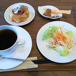 Casa ゆるり - 珈琲・ゆるりブレンド（450円）、モーニング（日替わりパン、サラダ付き）