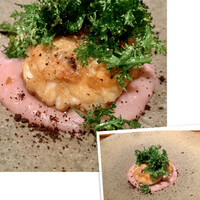 CONCA - ②ピンク色のじゃがいもピューレ　わさび菜素揚げ