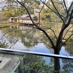 FOUR SEASONS HOTEL KYOTO - お部屋からの眺め(o^^o)お茶室がええ感じ！鴨たちも泳いではるよ〜(๑˃̵ᴗ˂̵)